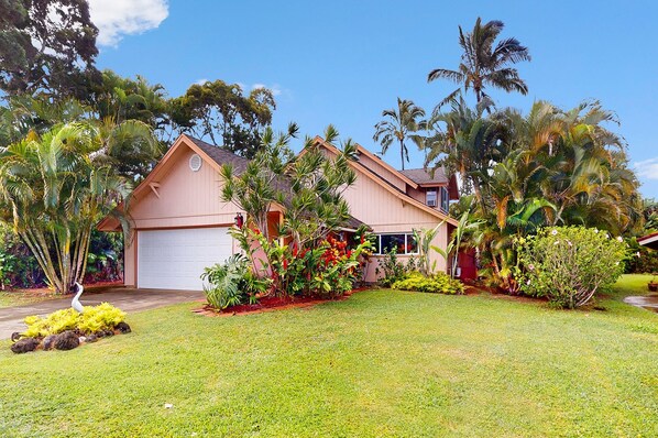 Quiet tropical setting, mountains on the backdrop. Just steps to Queens Bath!