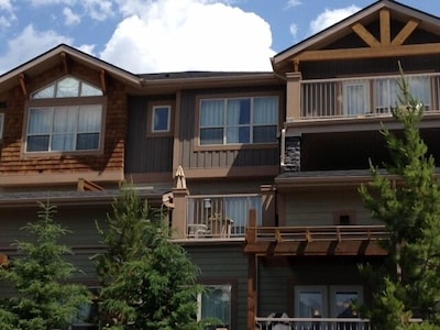 Lovely 3 Bdrm Condo With Breathtaking Mtn Views, Close to Everything!!