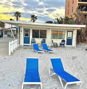 Ground floor DIRECT BEACH FRONT cottage!