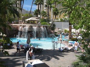 Waterfall in the MGM Grand pool with free access for our guests