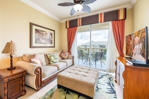 Living Room w/ cable TV & Netflix