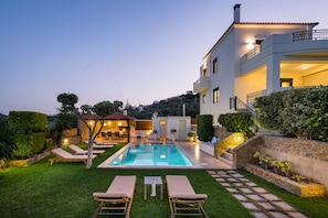 Private-Luxury Villa with Heated Pool&Jet Spa!!! Incredible Exteriors!