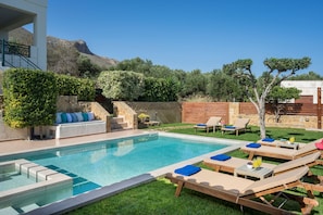 Sunbeds, Parasol and drinks for a relaxing day !