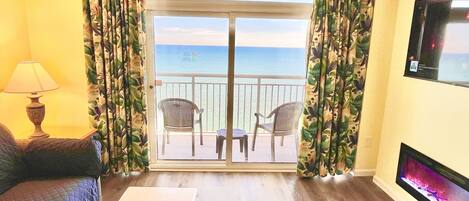 Direct oceanfront livingroom 