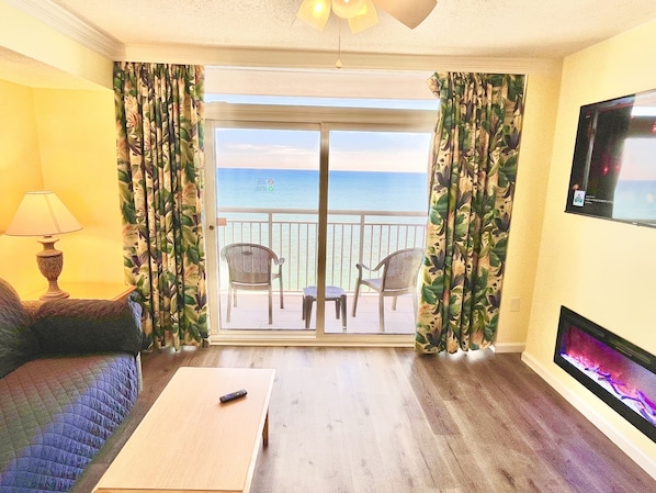Direct oceanfront livingroom 