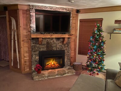  🎿SUPER RELAXING  HERE! New Fireplace, New Tv, Sleeps six, New Keurig coffee