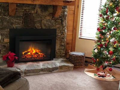  🎿SUPER RELAXING  HERE! New Fireplace, New Tv, Sleeps six, New Keurig coffee