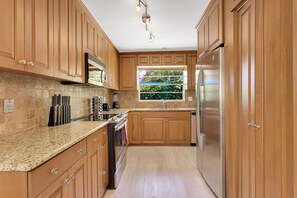 Expansive kitchen provides the family chef utmost cooking space