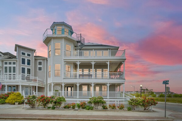 ❤️ Welcome to your custom built “Corner Beach House”! Best views in the area! 