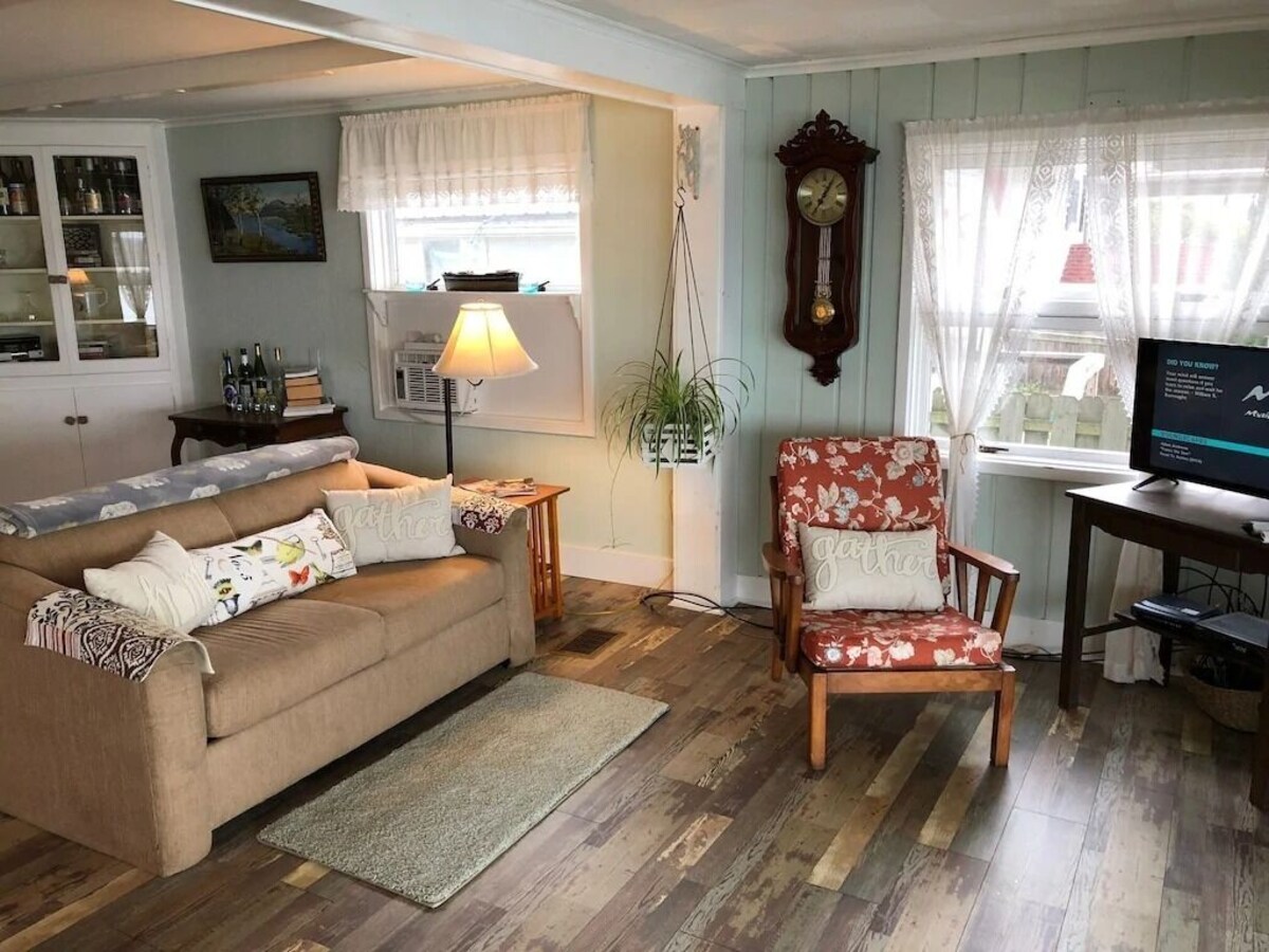 Arrowhead Beach-Seneca-Waterfront-Hot Tub-Wine Trail-Pets, Recently Updated-Covered Deck
