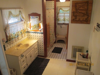 1 Bed 1 Bath Pet Friendly Cracker Style Cabin in Historic Orange Springs Florida