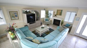 Living Area, with pull out and 40"flat screen