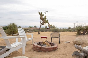 Enjoy the fire pit under the starry sky. Please buy firewood locally.