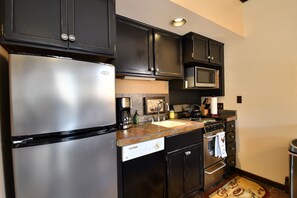 full kitchen with dishwasher and other appliances