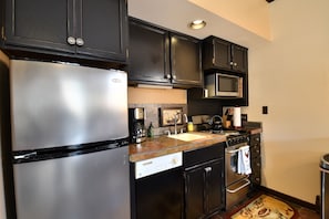 full kitchen with dishwasher and other appliances