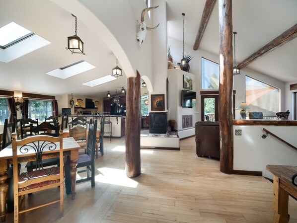 Spacious open floor plan is perfect for getting together 