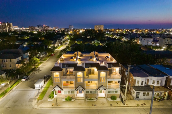 ❤️ Beautiful Exterior! Notice the Spiral Staircase to the Rooftop Deck!