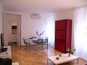 Dining area. Much enterteinment: TV, DVD, High Fidelity (Ipod and CD), Wi-Fi