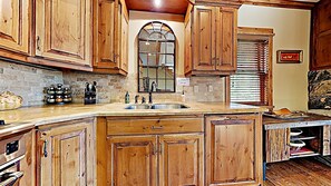 Full designer luxury kitchen with all amenities