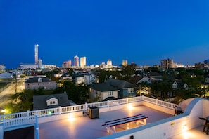 ❤️ Unforgettable views both day and night from the One-of-a-Kind ROOFTOP DECK!