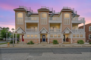 ❤️ Beautiful Exterior! Notice the Spiral Staircase to the Rooftop Deck!