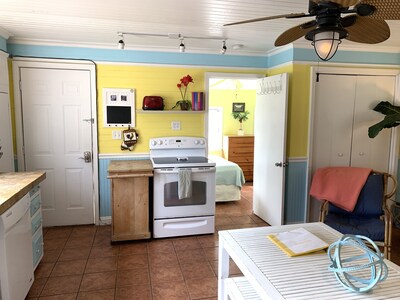 Condo Banana --- Beautiful Beach Bargain--- pet friendly. WIFI