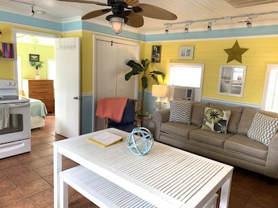 Condo Banana --- Beautiful Beach Bargain--- pet friendly. WIFI