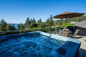 Enjoy your own private jacuzzi hot tub with amazing water & mountain views