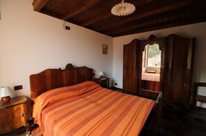 Bedroom: queen size bed