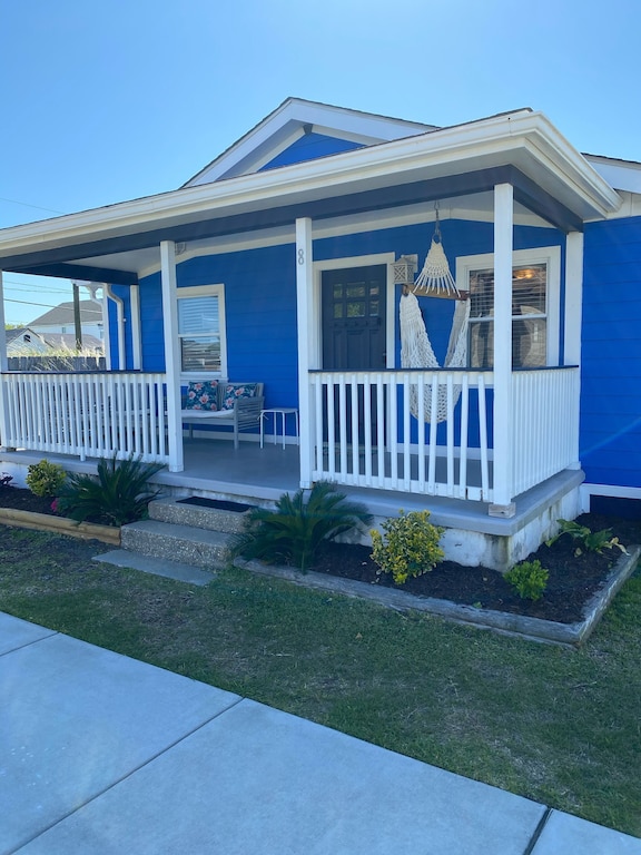 Luxury Beach Bungalow Lots of upgrades Free Wifi Large yard and deck