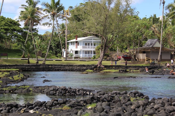 Right across from Richardson's Beach Park with views across Hilo bay.
