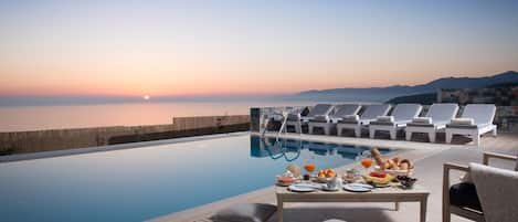 Villa Seaview by sunrise with breakfast by the pool & panoramic seaview