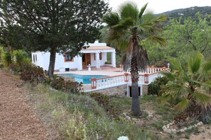 Villa with sweetwater pool, bbq in a great natural surrounding