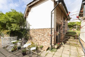 Sweet Rose Cottage with Shared courtyard