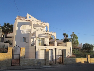 Holiday home (6 persons), with private swimming pool, terraces and sea view