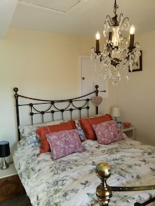 Cosy & central! 1 minute walk to pubs, shops & Castle, 5 mins walk to waterfall