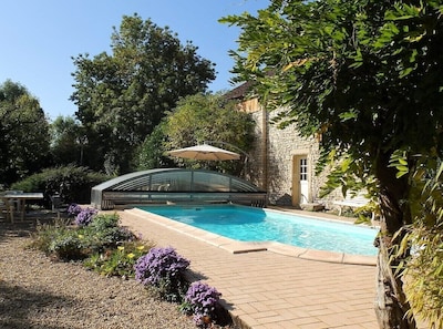 Hermosa casa de piedra "country chic", piscina privada climatizada, área de juegos