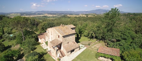 The Villa with Pergola on the border to Tuscany and Umbria