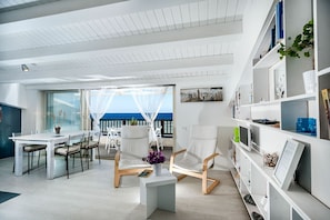 Thanks to a big sliding door, the sea is clearly present in the apartment.