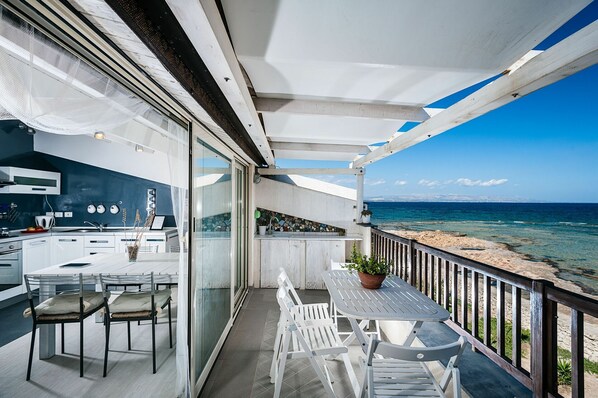 Casa Cinzia has a spacious balcony overlooking the sea and the small stone dike in front of the house.