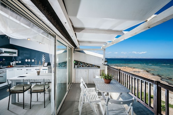 Casa Cinzia has a spacious balcony overlooking the sea and the small stone dike in front of the house.