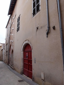 Apartamento muy tranquilo con jardín en la residencia medieval en el corazón de la ciudad