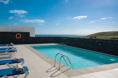 Moderna y luminosa Villa en Puerto Calero con piscina privada