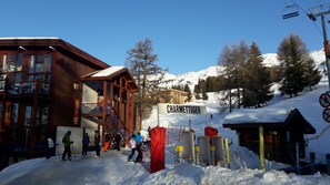 départ ski au pieds par le télésiège de Charmettoger à 15m de l'immeuble 