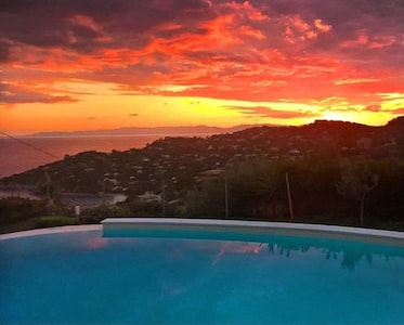 ☀️Südsardinien 🌺Atemberaubender sonniger Pool mit salzigem Meerblick"