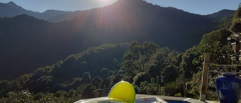 vue de la piscine sur la montagne des Pinzelli 