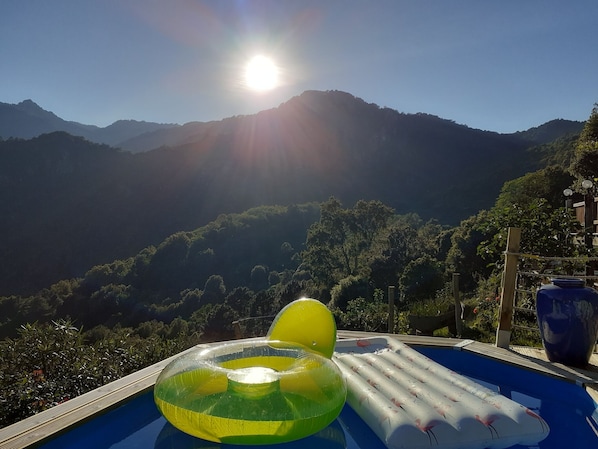 vue de la piscine sur la montagne des Pinzelli 
