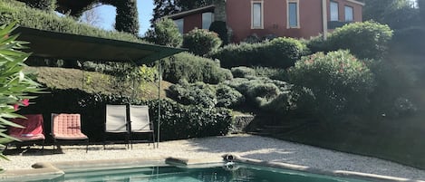 The red house and the pool. La maison rouge et la piscine. La casa rossa.