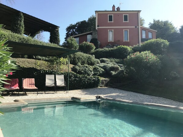 The red house and the pool. La maison rouge et la piscine. La casa rossa.