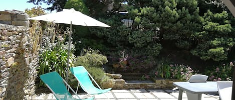 La terrasse est ensoleillée et abritée